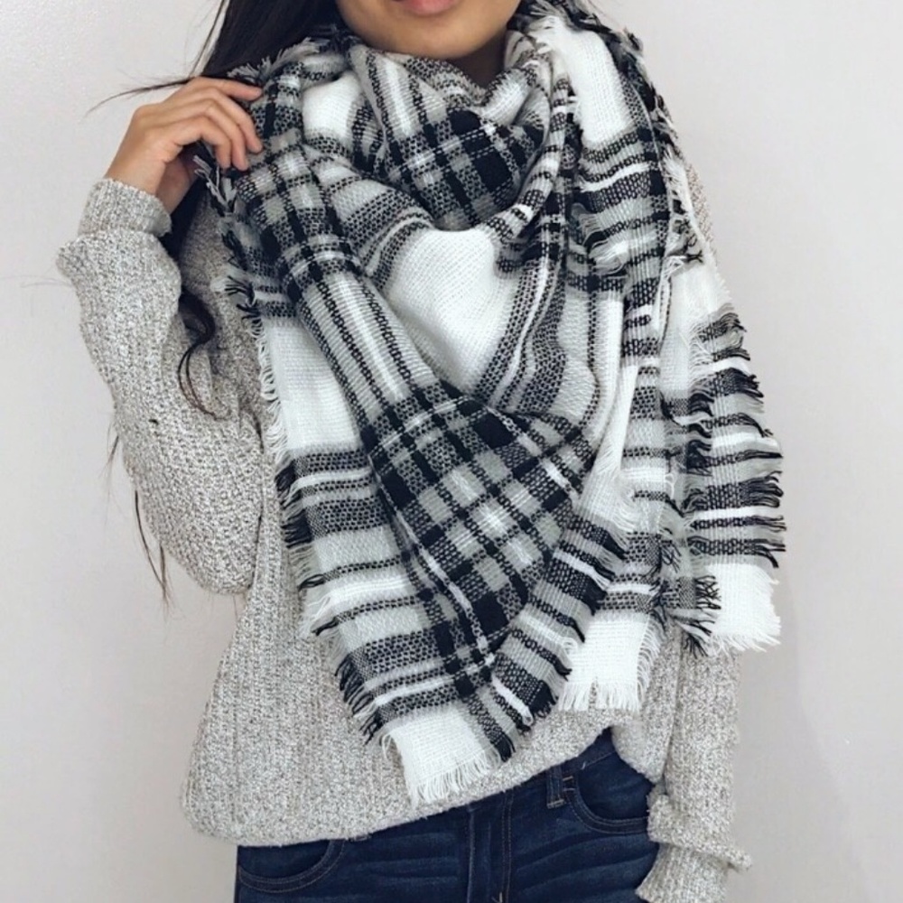 ๐ Juneau - Black + White Plaid Blanket Scarf - Picture 7 of 8